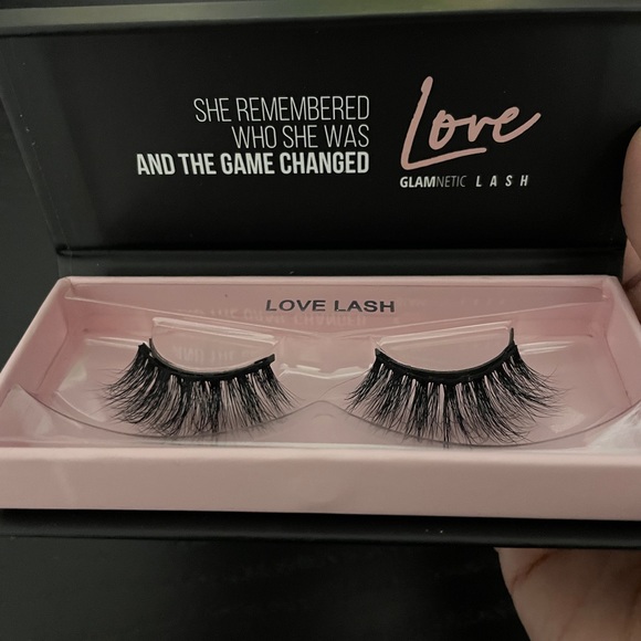 Glamnetic magnetic lashes - Picture 2 of 8